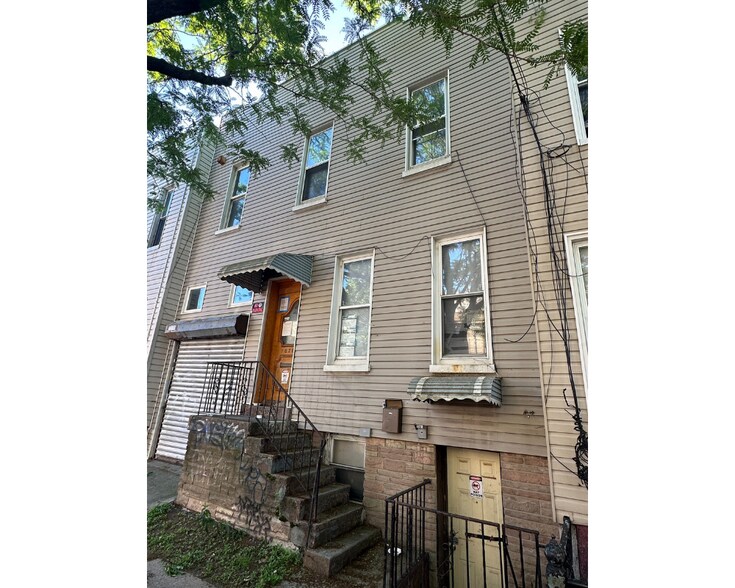 1870 Grove St, Ridgewood, NY à vendre - Photo de l’immeuble – Image 2 sur 3