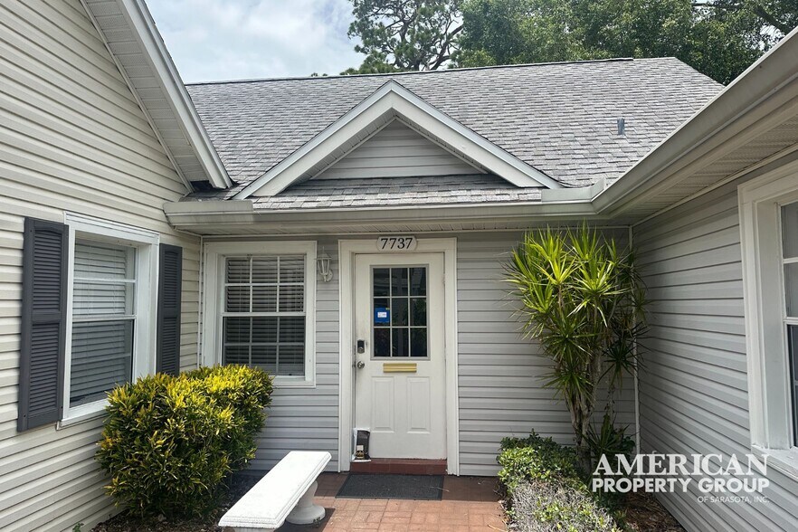 7737 Holiday Dr, Sarasota, FL à vendre - Photo de l’immeuble – Image 1 sur 15