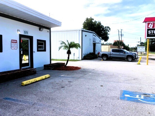 5711 N 50th St, Tampa, FL à louer - Photo de l’immeuble – Image 3 sur 11