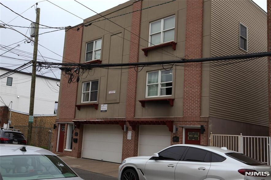 6805 Meadowview Ave, North Bergen, NJ à vendre - Photo principale – Image 1 sur 22