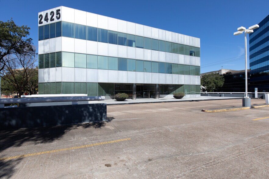 2425 Fountain View Dr, Houston, TX à louer - Photo de l’immeuble – Image 3 sur 5