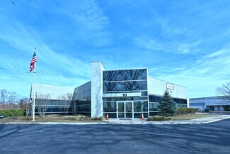 Plus de détails pour 10 Commerce Dr, Hauppauge, NY - Industriel/Logistique à vendre