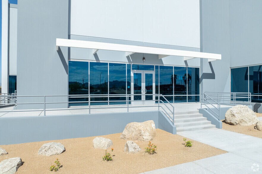 2327 N Nellis Blvd, Las Vegas, NV à vendre - Photo de l’immeuble – Image 3 sur 14