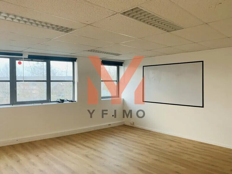Bureau dans Poissy à louer - Photo de l’immeuble – Image 3 sur 5