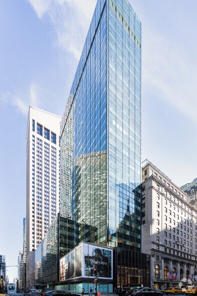 717 Fifth Ave, New York, NY à louer - Photo de l’immeuble – Image 1 sur 13