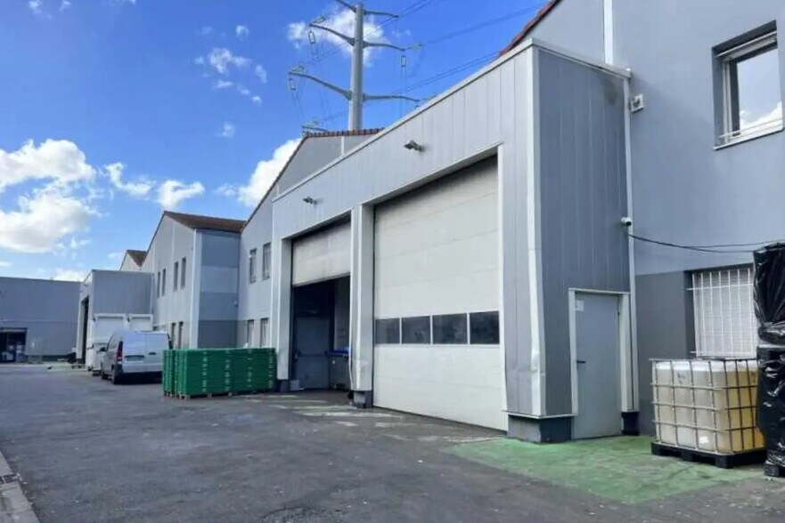 Local d’activités dans Chevilly-Larue à louer - Photo de l’immeuble – Image 1 sur 6