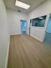 429 W Hallandale Beach Blvd, Hallandale, FL à louer Photo intérieure– Image 2 sur 7