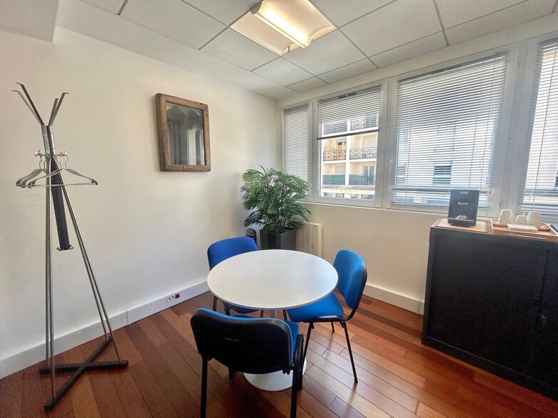 Bureau dans Bussy-Saint-Georges à vendre - Photo de l’immeuble – Image 1 sur 15