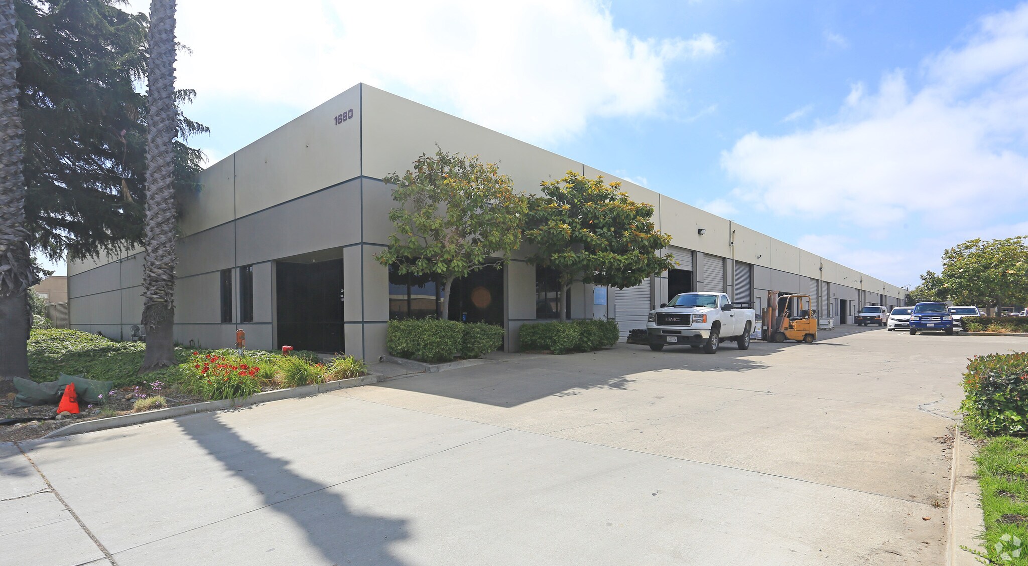 1680 W Winton Ave, Hayward, CA à louer Photo principale– Image 1 sur 9