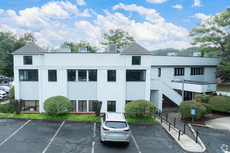 162 Kings Hwy N, Westport, CT à louer - Photo de l’immeuble – Image 2 sur 3