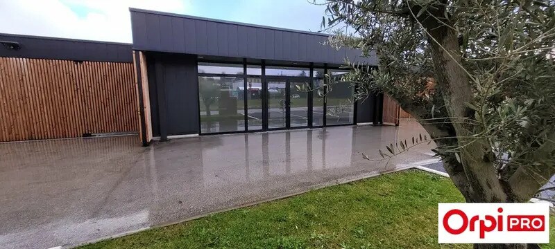 Local commercial dans Saint-Brandan à louer Photo de l’immeuble– Image 1 sur 7