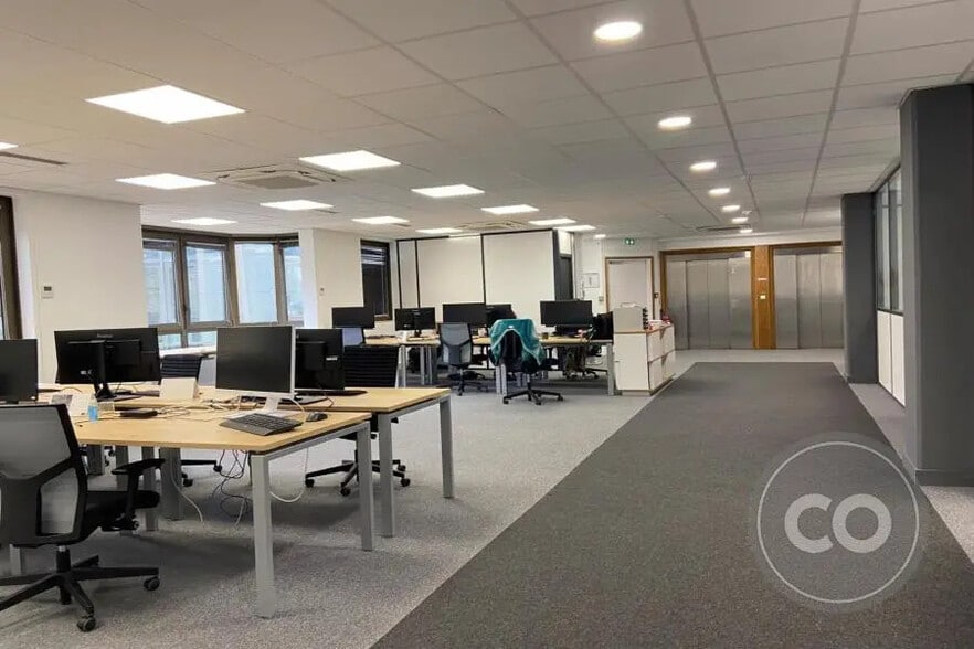 Bureau dans Neuilly-sur-Seine à louer - Photo de l’immeuble – Image 2 sur 5