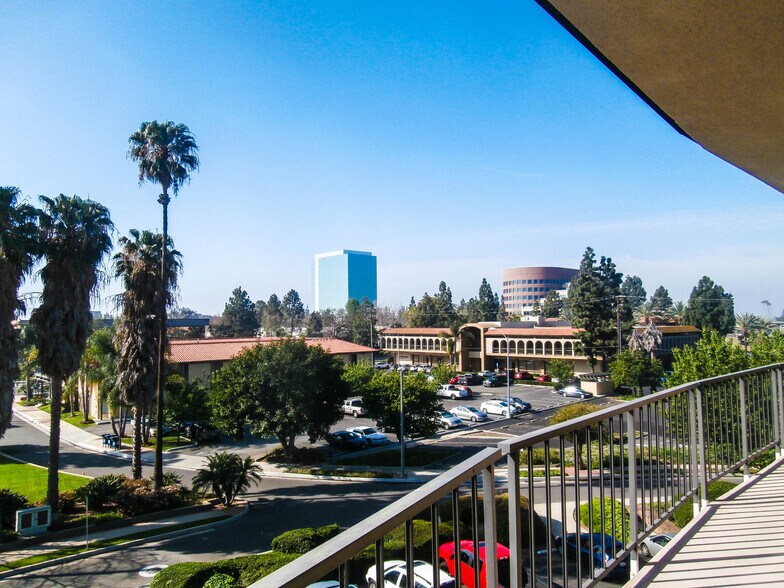 540 N Golden Circle Dr, Santa Ana, CA à louer - Photo de l’immeuble – Image 2 sur 7