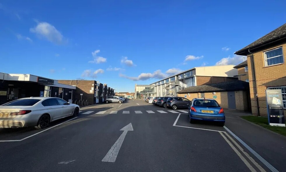 Marsh Ln, Cheltenham à vendre - Photo de l’immeuble – Image 2 sur 8