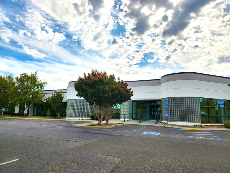 324 Campus Ln, Fairfield, CA à louer - Photo de l’immeuble – Image 1 sur 4