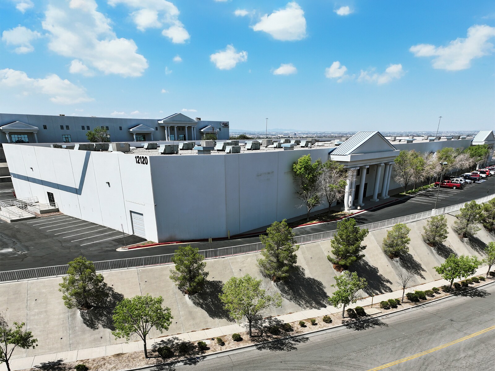 12120 Rojas Dr, El Paso, TX à louer Photo de l’immeuble– Image 1 sur 2
