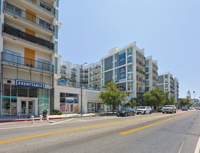 5550 Hollywood Blvd, Los Angeles, CA à louer Photo de l’immeuble– Image 1 sur 3