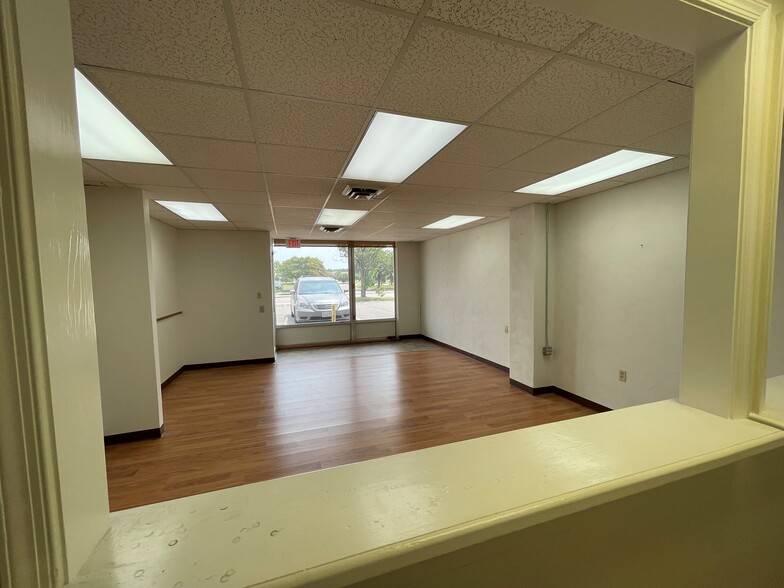 11007 Warwick Blvd, Newport News, VA à louer - Photo intérieure – Image 2 sur 6