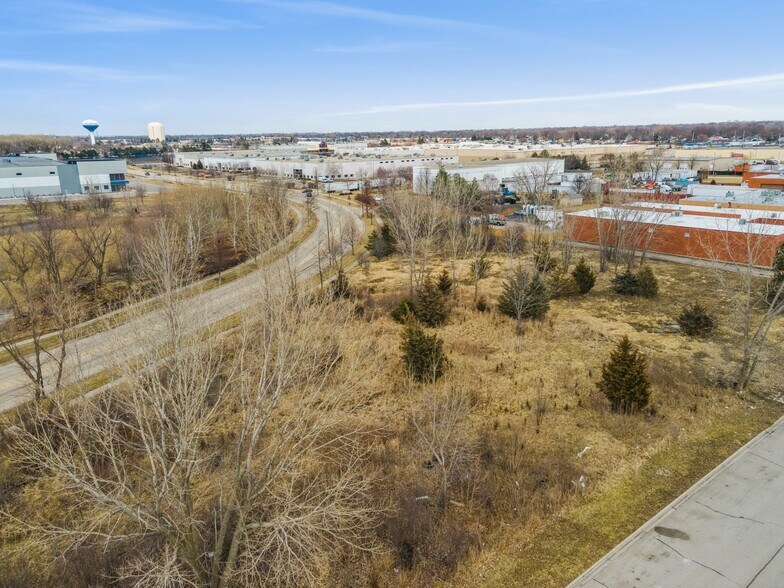 1340-1360 W Yorkshire Dr, Streamwood, IL à vendre - Photo de l’immeuble – Image 2 sur 19