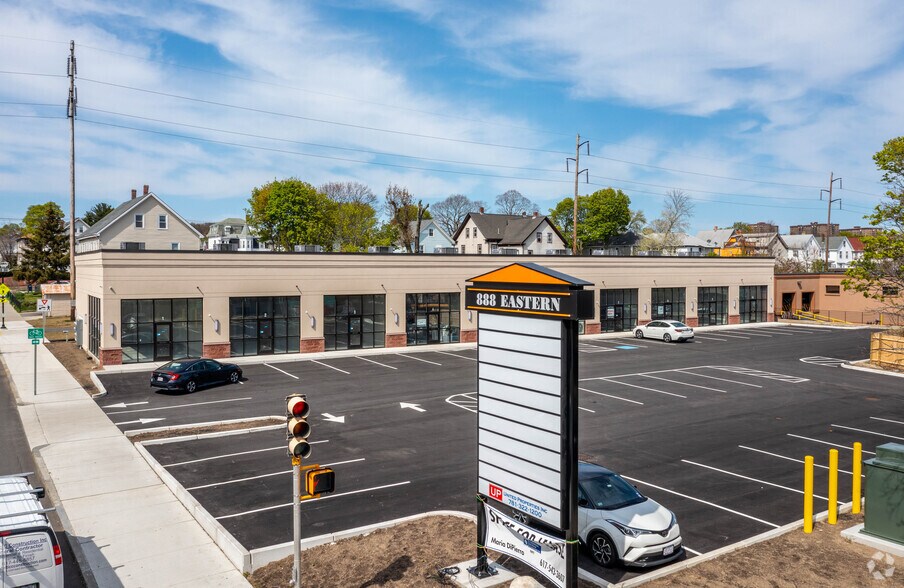 888 Eastern Ave, Malden, MA à louer - Photo de l’immeuble – Image 1 sur 13