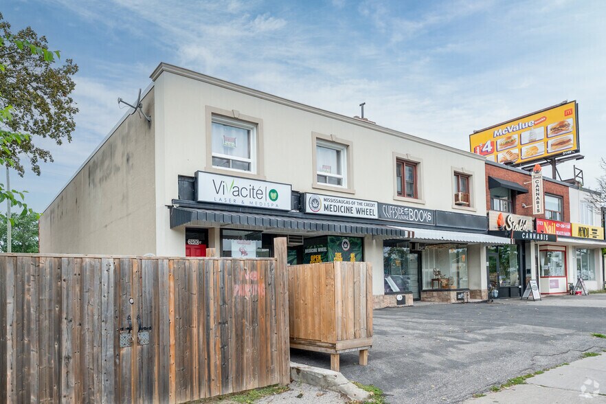 2400 Kingston Rd, Toronto, ON à louer - Photo de l’immeuble – Image 2 sur 4