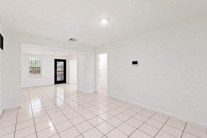 4166 Culebra Rd, San Antonio, TX à vendre - Photo de l’immeuble – Image 2 sur 9