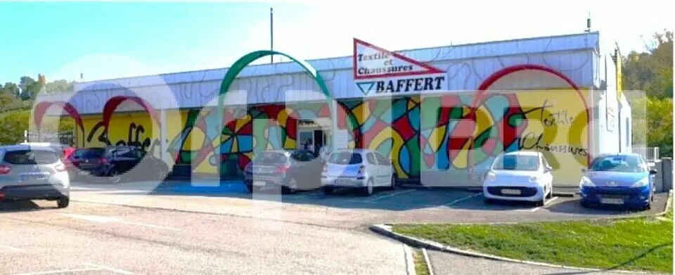 Local commercial dans Ruy-Montceau à louer - Photo de l’immeuble – Image 1 sur 3