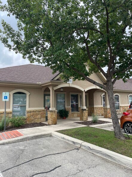 1619 Common St, New Braunfels, TX à louer - Photo de l’immeuble – Image 3 sur 9
