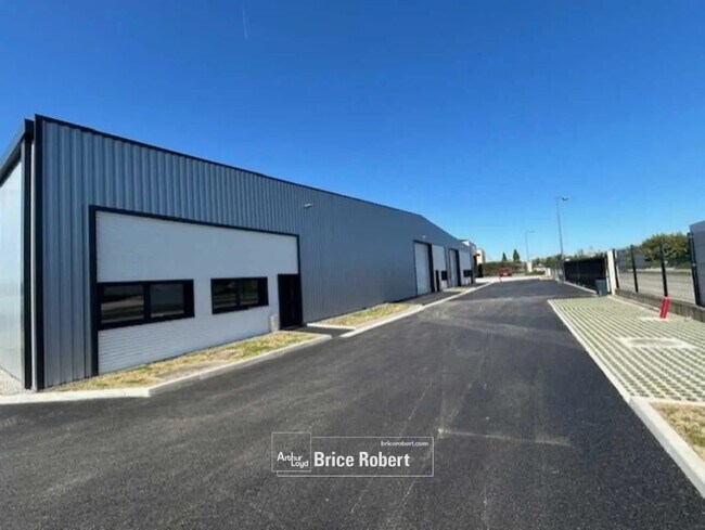 Plus de détails pour Local d'activités à louer