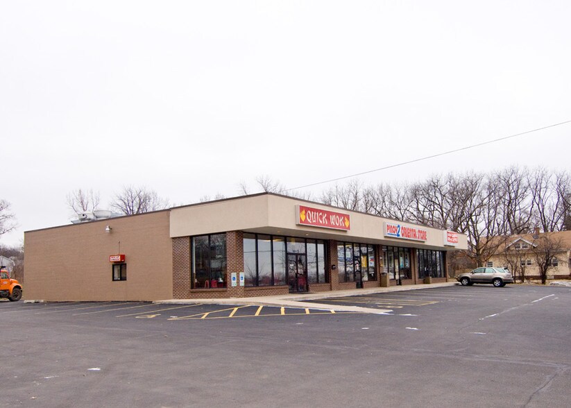 5811 Forest Hills Rd, Rockford, IL à vendre - Photo de l’immeuble – Image 2 sur 14