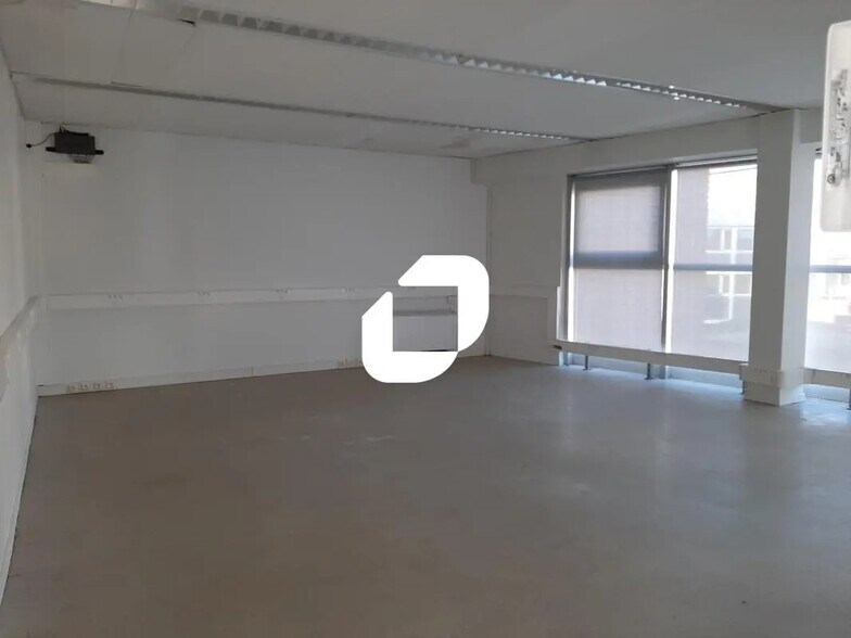 Bureau dans Dammarie-les-Lys à louer - Photo de l’immeuble – Image 1 sur 7