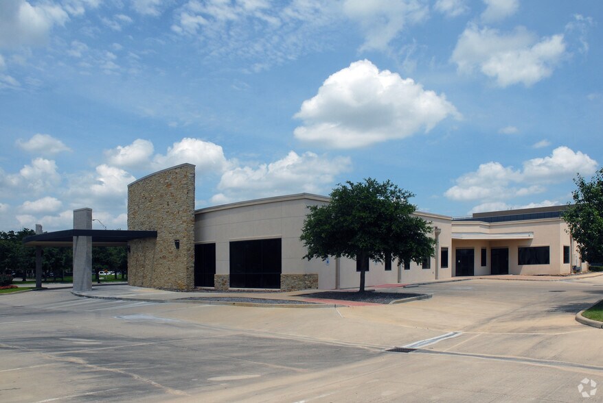 11321 Fallbrook Dr, Houston, TX à louer - Photo de l’immeuble – Image 3 sur 14