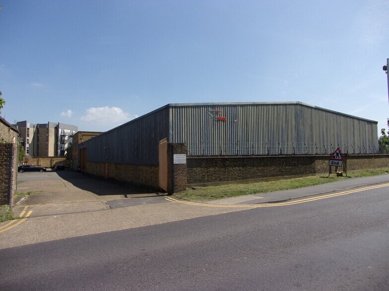 69-71 Oldchurch Rd, Romford à louer - Photo principale – Image 1 sur 3