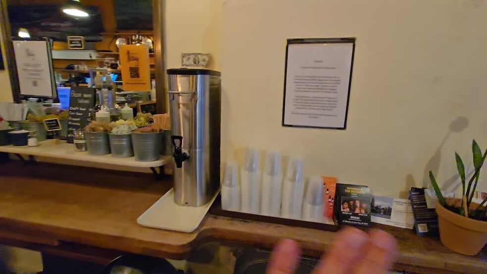 323-327 W 11th St, New York, NY à louer - Vidéo sur l’annonce professionnelle – Image 2 sur 16