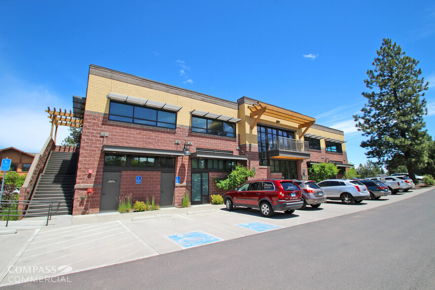 2755 NW Crossing Dr, Bend, OR à louer - Photo de l’immeuble – Image 2 sur 8