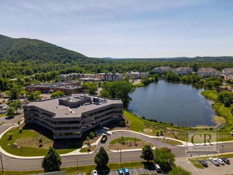 300 Westage Business Center Dr, Fishkill, NY à louer - Photo principale – Image 1 sur 24