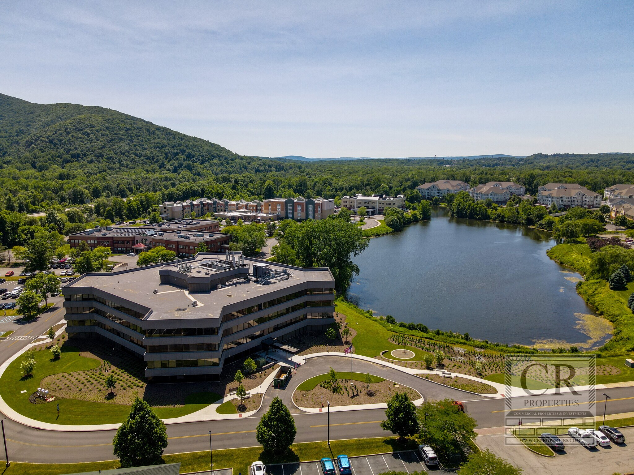 300 Westage Business Center Dr, Fishkill, NY à louer Photo principale– Image 1 sur 25
