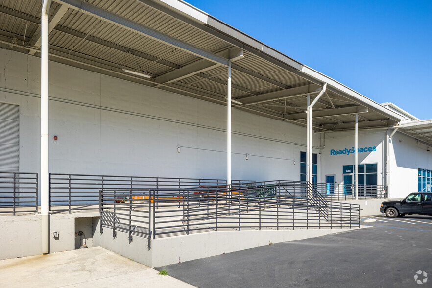 245 S Spruce Ave, South San Francisco, CA à louer - Photo de l’immeuble – Image 3 sur 18
