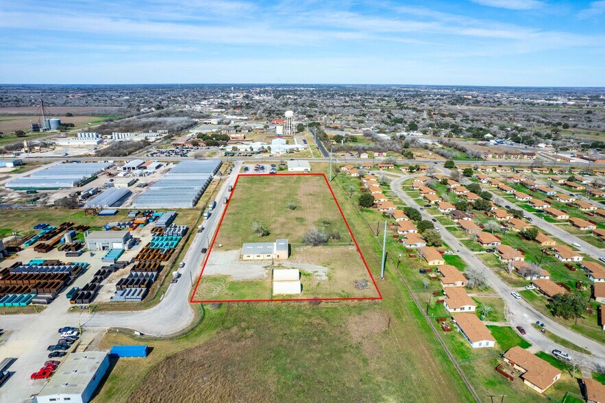 2403 Industrial Boulevard, Beeville, TX à vendre - Photo de l’immeuble – Image 2 sur 44