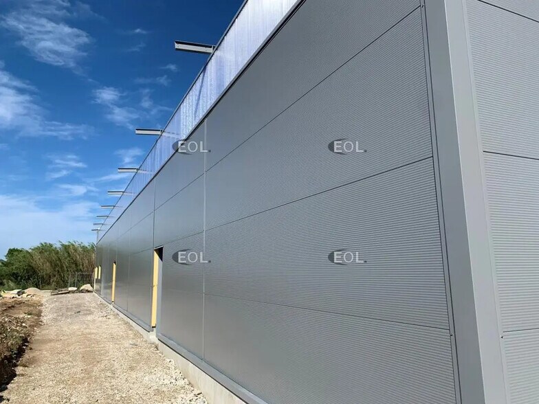 Local d’activités dans Taillades à louer - Photo de l’immeuble – Image 3 sur 7