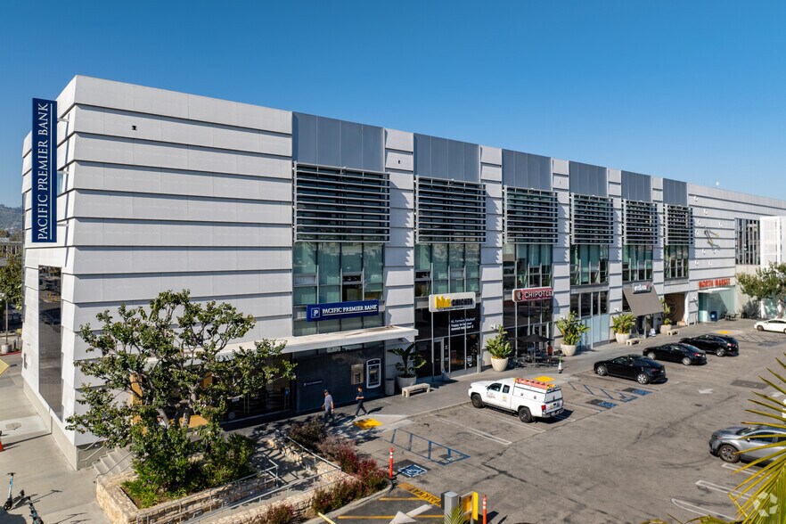 110 S Fairfax Ave, Los Angeles, CA à louer - Photo de l’immeuble – Image 1 sur 13