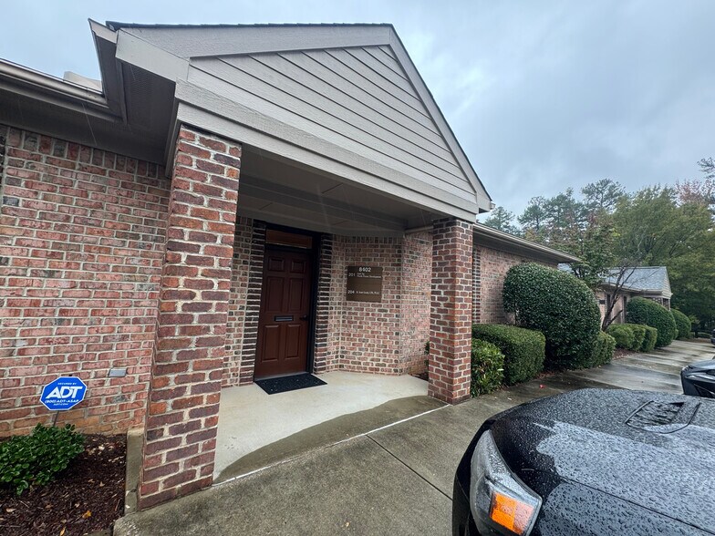 8402 Six Forks Rd, Raleigh, NC à louer - Photo de l’immeuble – Image 2 sur 6