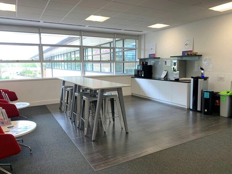 Cain Rd, Bracknell à louer - Photo de l’immeuble – Image 3 sur 13