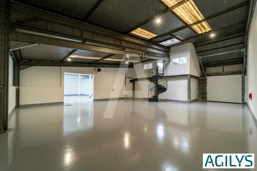 Local d’activités dans Évry-Courcouronnes à louer - Photo de l’immeuble – Image 1 sur 7