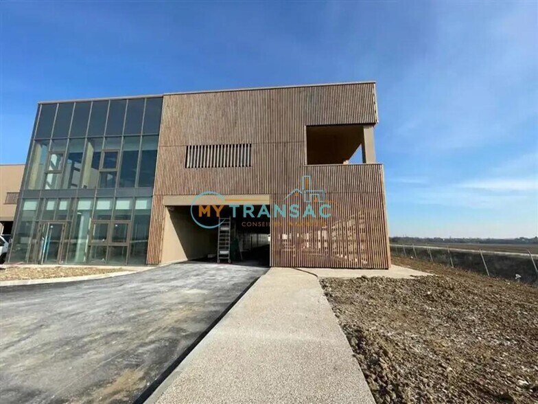 Local d'activités dans Tremblay-en-France à vendre - Photo de l’immeuble – Image 1 sur 15