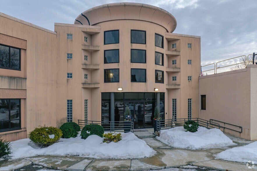 890 East St, Tewksbury, MA à louer - Photo de l’immeuble – Image 2 sur 36