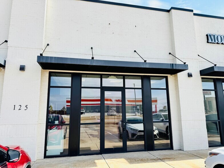 901 E Main St, Yukon, OK à louer - Photo de l’immeuble – Image 2 sur 21
