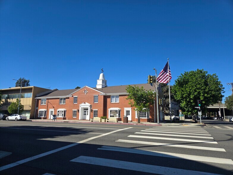 10205 Riverside Dr, Toluca Lake, CA à louer - Photo de l’immeuble – Image 2 sur 14