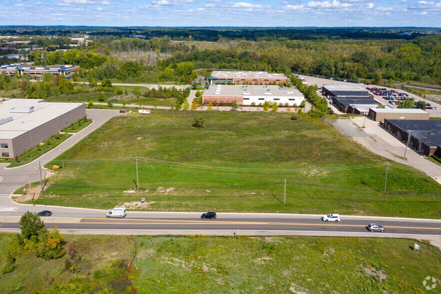 Twelve Mile Rd, Novi, MI à vendre - Photo de l’immeuble – Image 2 sur 2