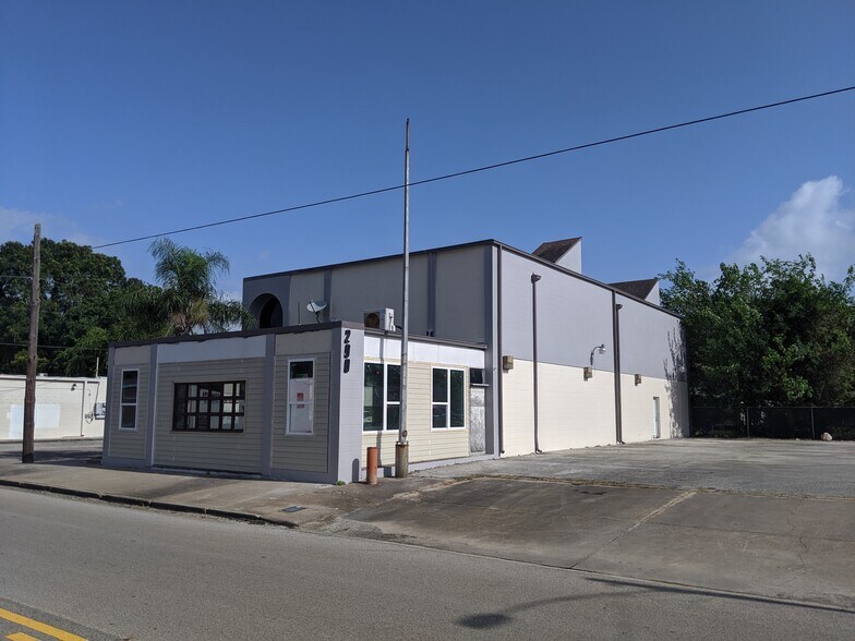 200 E Texas Ave, Baytown, TX à louer - Photo de l’immeuble – Image 1 sur 28